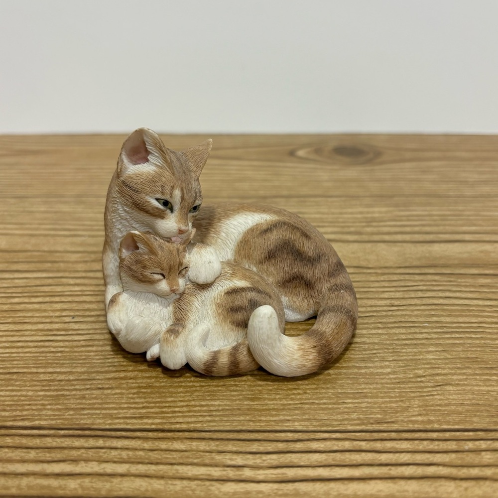 Cute Resin Hand Painted Brown Tabby Cat Curled Up With Kitten Sherratt & Simpson